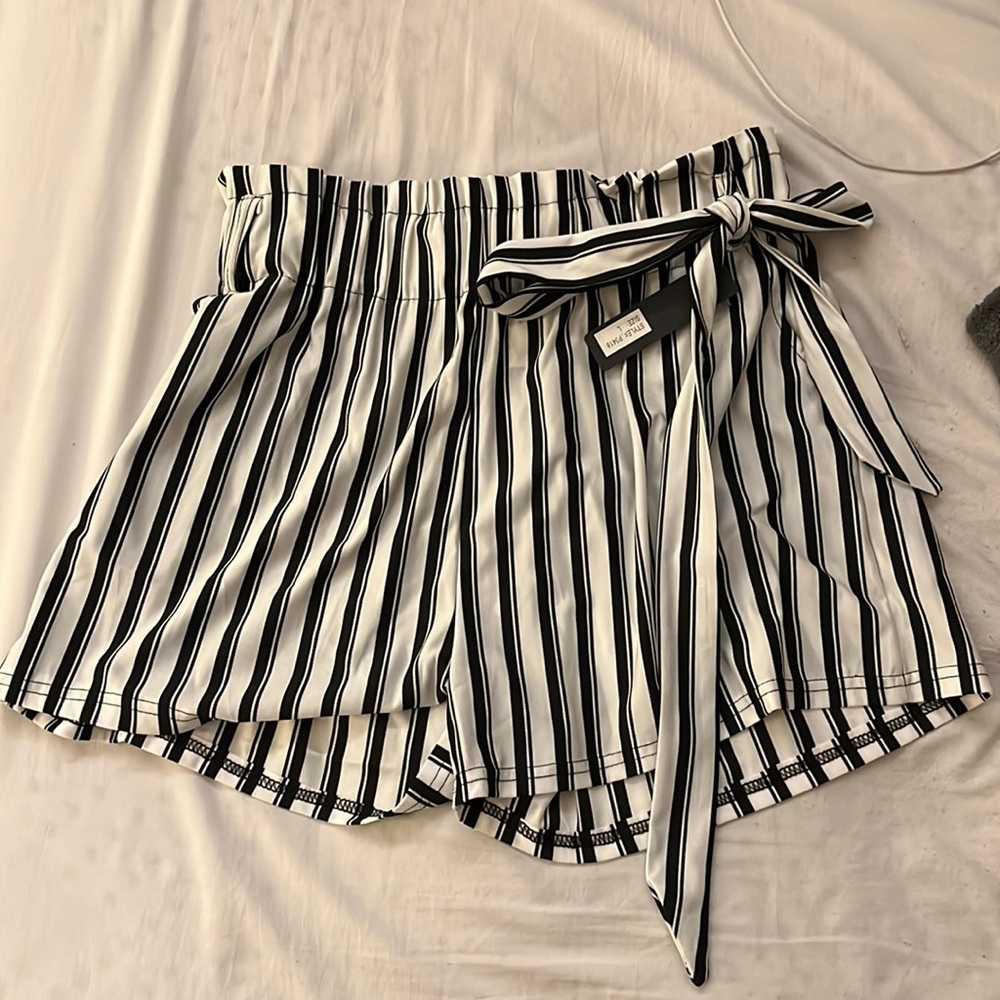 Black/white stripped shorts w/ bow, new w/ tags